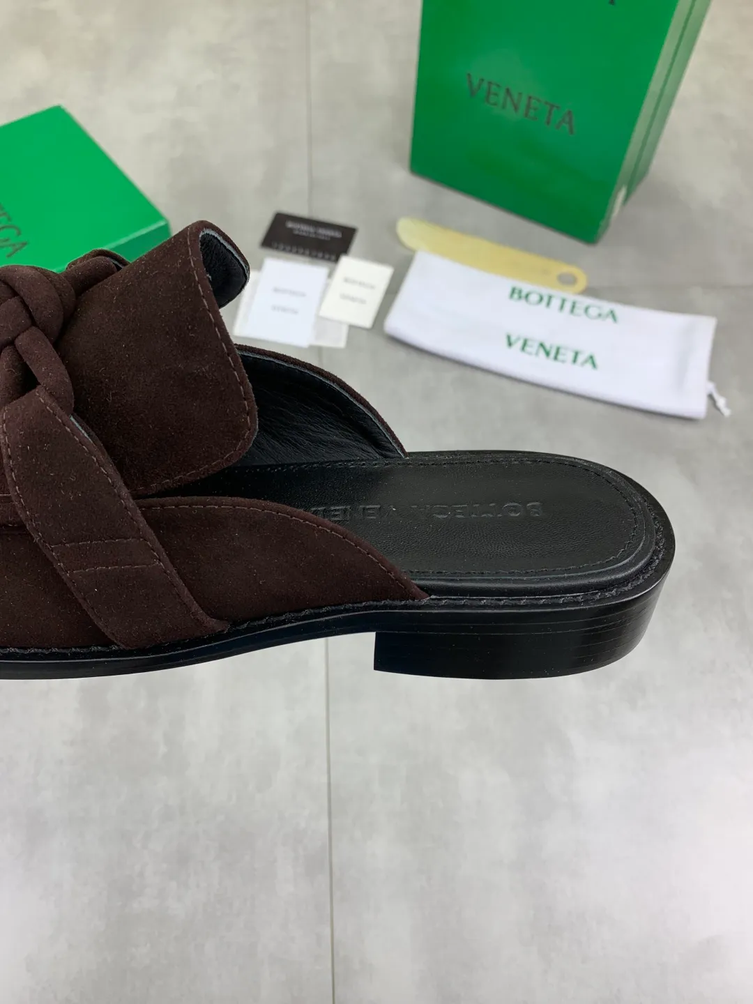 Men's shoes 💰P800 [New model] (genuine leather outsole) water-dyed cow lining 💰High-quality business couple half-slip leather shoes 💎💎💎 BOTTEGA VENETA official website synchronizes the latest top version of BV in the market, accepts material comparison, shoe type comparison, process comparison, practical and textured, versatile and suitable for any occasion, the more you look at it, the more flavorful it becomes. Purely hand-knitted craftsmanship - Upper material, calfskin imported from Italy 🇮🇹 - High-quality water-dyed cowhide lining - Original private model customized leather outsole -Size: Female 35-39 (40 ordered) Male 39-44 (38 45 can be customized) Color: Multiple colors available